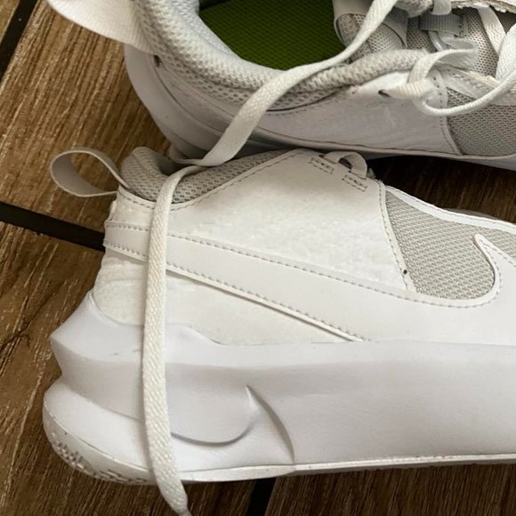 Nike Team Hustle D 10 (Big Kid) | size 5 - Picture 3 of 5